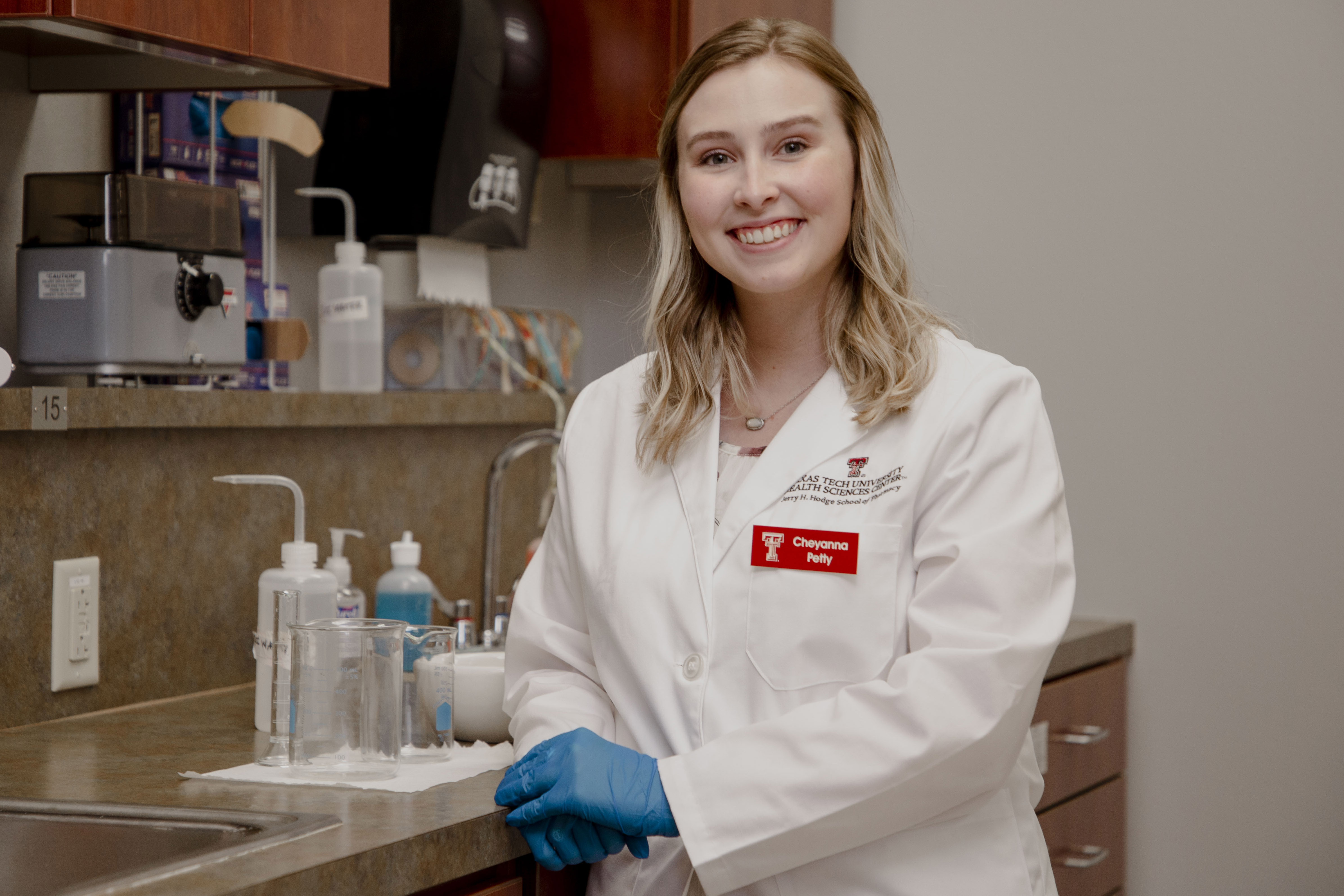 SOP student in pharmacy lab