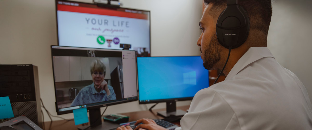 doctor using a computer to communicate with a patient